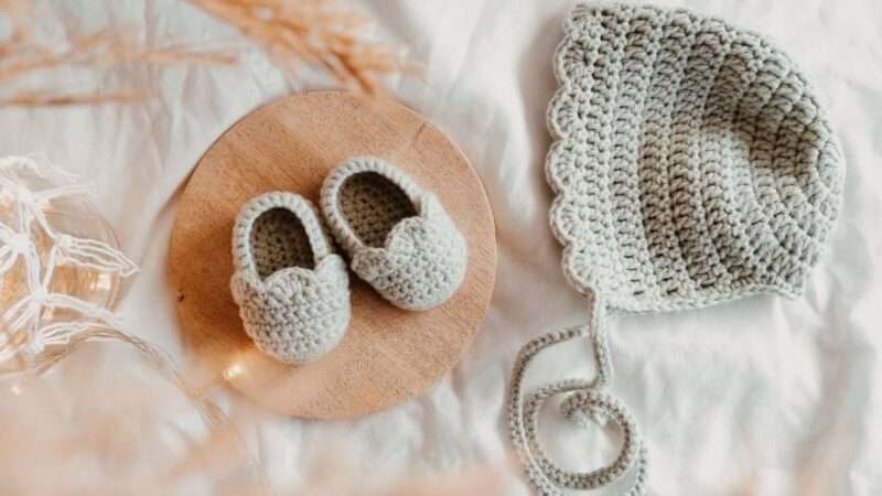 赤ちゃんの靴とニット帽