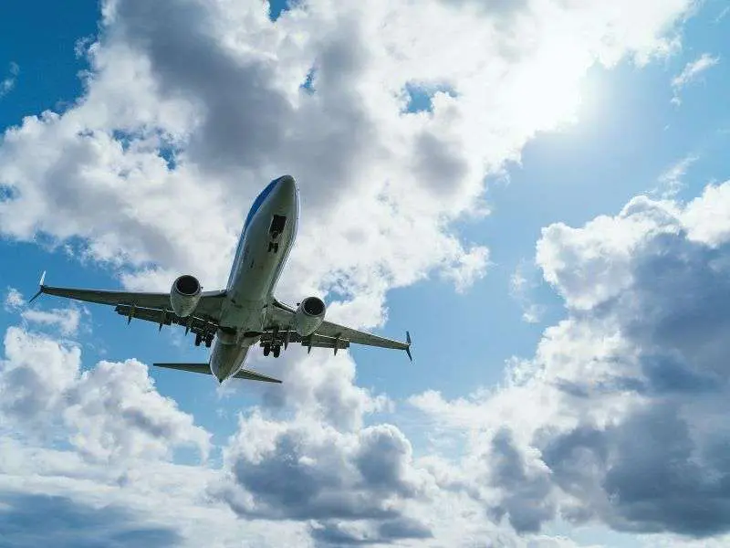 大空を飛ぶ飛行機